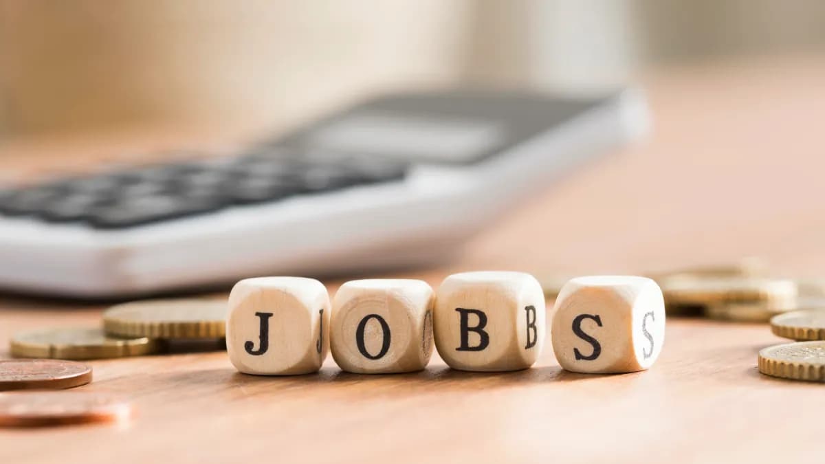 Recruitment ROI (Formulas + Real Examples)